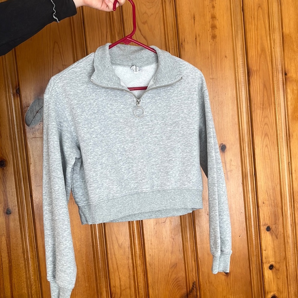 H&M grey crop top